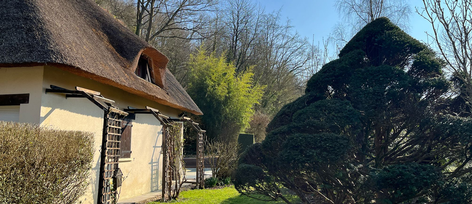 Chaumière normande avec piscine naturelle